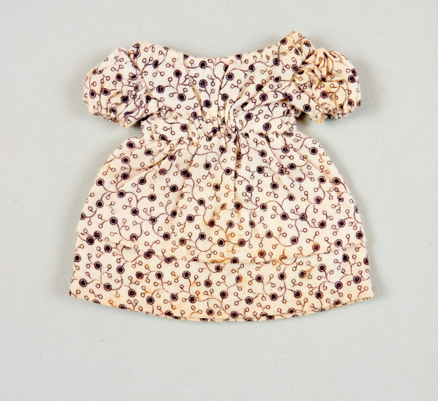 Weißes knielanges Sommerkleid mit rundem Halsausschnitt, kurzen Ärmeln und einem weiten Rock, das ein komplexes mehrfarbiges Muster auf einem leichten Stoff aufweist, auf einer weißen Oberfläche präsentiert.