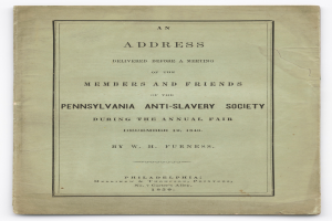 Ein aufgeschlagenes Buch mit dem Titel "Eine Ansprache vor einer Versammlung der Mitglieder und Freunde der Pennsylvania Anti-Slavery Society während der jährlichen Messe" auf dem Cover, das eine Seite mit schwarzem Text zeigt.