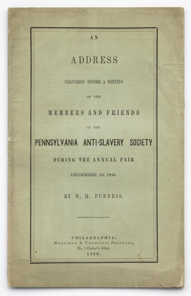Ein aufgeschlagenes Buch mit dem Titel "Eine Ansprache vor einer Versammlung der Mitglieder und Freunde der Pennsylvania Anti-Slavery Society während der jährlichen Messe" auf dem Cover, das eine Seite mit schwarzem Text zeigt.