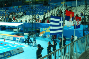 Eine Gruppe uniformierter Nationalgardisten steht auf einem Swimmingpoolgelände mit Ausrüstung, Sitzgelegenheiten und einem Banner.