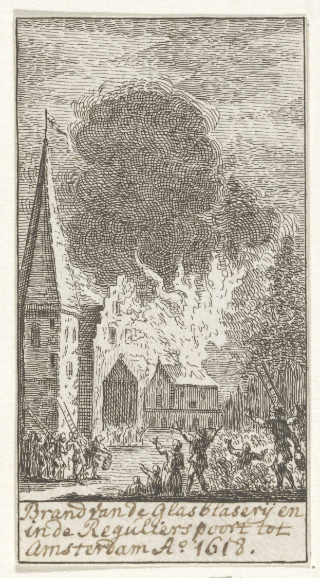 Schwarze und weiße Zeichnung eines brennenden Gebäudes mit mehreren Personen davor und Text unten: "brand van de glasblasery en de reguliersport tot amsterdam a 1618".