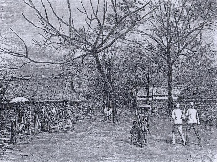 Schwarze und weiße Zeichnung von Menschen in traditioneller Kleidung, die eine Dorfstraße in den frühen 1900er Jahren entlanggehen, mit Bäumen und Hütten im Hintergrund und einigen mit Schirmen.