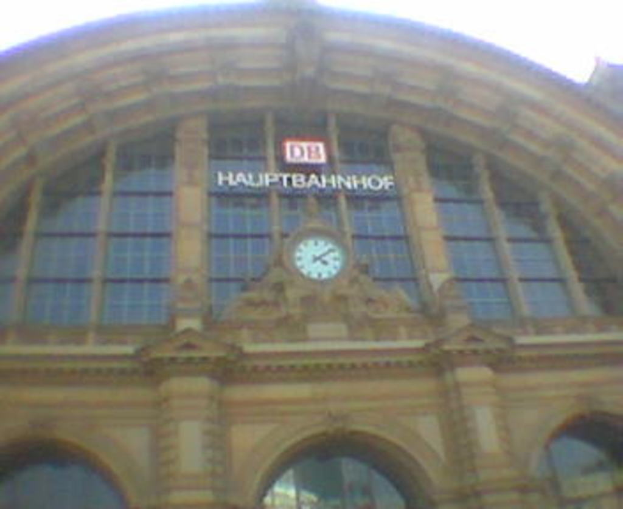 Ein Gebäude mit einer Uhr an seiner Fassade.