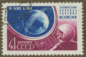 Eine Briefmarke mit einem Mann im Weltraumanzug mit entschlossener Miene, umgeben von der fettgedruckten, weißen Schrift 'Marke'.