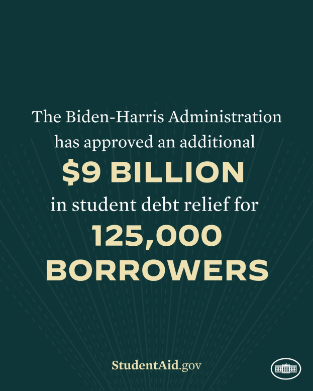 Ein Plakat mit dem Text "Die Biden-Harris-Regierung hatadditionalen 9 Milliarden US-Dollar für die Tilgung von Studienkrediten für 125.000 Schuldner genehmigt" und einem Logo unten.