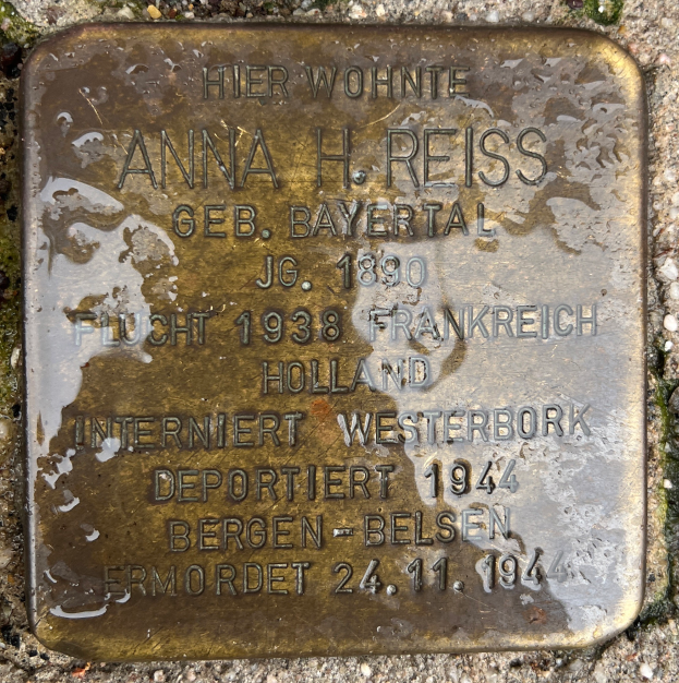 Eine Messingtafel an einem Gebäude mit der Inschrift "Anna H. Reiss".