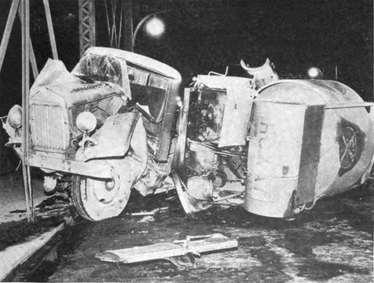 Schwarz-weißes Foto eines umgestürzten Autos am Straßenrand mit Metallstangen und einem Laternenpfahl im Hintergrund, beschriftet mit "1930er Jahre Autounfall" unten.