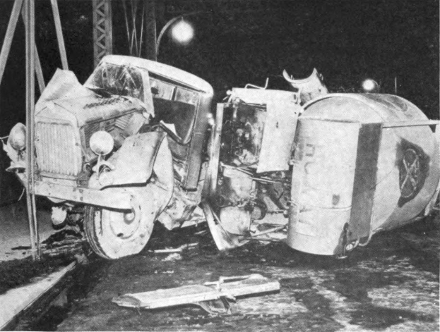 Schwarz-weißes Foto eines umgestürzten Autos am Straßenrand mit Metallstangen und einem Laternenpfahl im Hintergrund, beschriftet mit "1930er Jahre Autounfall" unten.