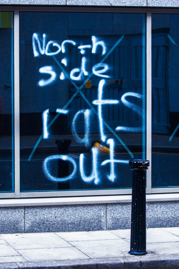 Text auf einem Fenster und einem Absperrpfosten auf der Straße.