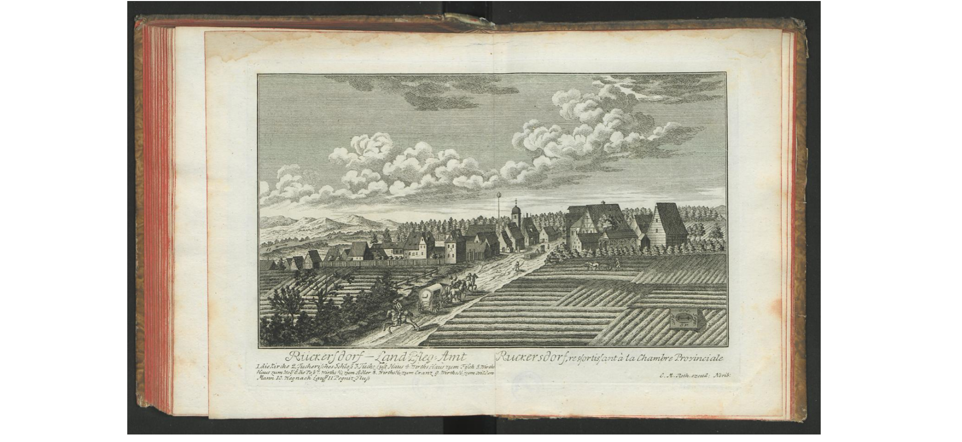 Ein offenes Buch mit dem Titel 'Landschaft des Rhein-Westerwalds' aus dem Jahr 1805, das eine Zeichnung eines Dorfes mit Häusern, Bäumen, Hügeln und Wolken am Himmel zeigt.