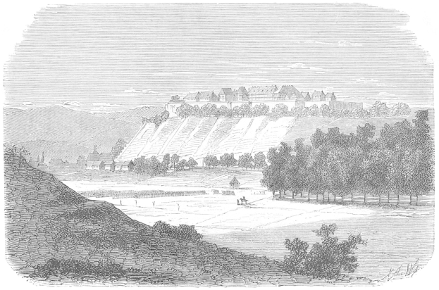 Ein schwarz-weißes Gravurbild einer Farm in einem Feld, mit Bäumen, Hügeln und einem Himmel im Hintergrund und einem Text unten, der "1876 - das Gut der Herzöge von Elsass" lautet.