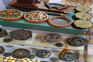 Ein Tisch mit verschiedenen chinesischen Räucherstäbchen, Schachteln, Papieren mit Text und anderen Gegenständen, die wahrscheinlich für ein chinesisches Neujahrsfest arrangiert sind.