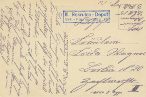 Eine alte Postkarte mit einer handgeschriebenen Nachricht, die an die deutsche Post adressiert ist und Text sowie einen Stempel auf der rechten Seite enthält.