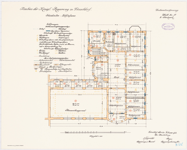 Ein detaillierter Grundrissplan des Reichskanzleramts in Dresden, Deutschland, mit mehreren Zimmern, Fluren, Fenstern und Türen sowie begleitendem Text zur Beschreibung des Layouts.