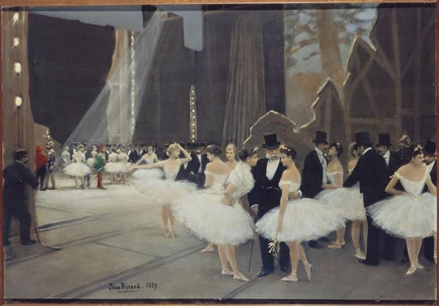 Gemälde mit dem Titel "Tanz an der Oper" von Jean Beraud aus dem Jahr 1889, das eine Gruppe von Tänzerinnen in weißen Tutus und Hüten auf einer Bühne zeigt, die von Scheinwerfern beleuchtet wird und von einem Photo-Rahmen umgeben ist.
