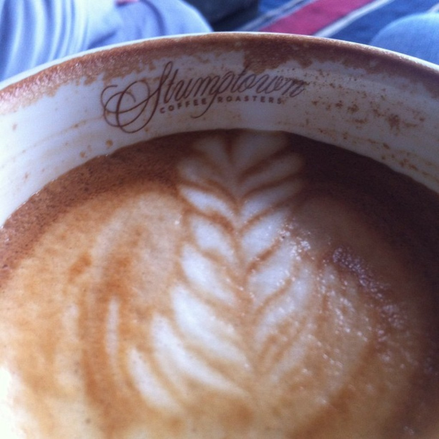 Ein Kaffee auf einem Tisch.