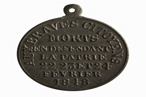 Bronzemedaille mit "Tapferes Stadt Gestorben" eingraviert, auf einem weißen Hintergrund dargestellt.