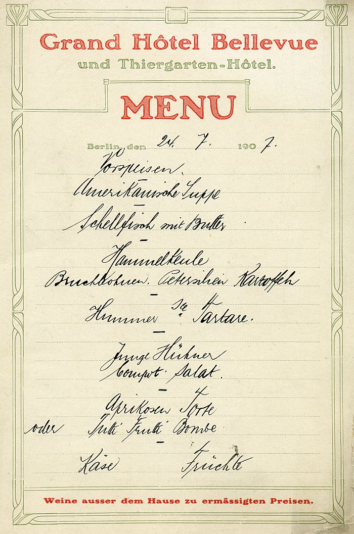 Eine alte Speisekarte des Grand Hotel Bellevue in Berlin, Deutschland, mit Text und Zahlen, die die Angebote des Restaurants auflisten.