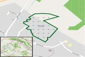 Eine detaillierte Stadtkarte mit Straßen, Gebäuden und Sehenswürdigkeiten, die einen grünen Bereich mit einer gestrichelten Linie markiert, der die Grenzen eines Parks angibt.