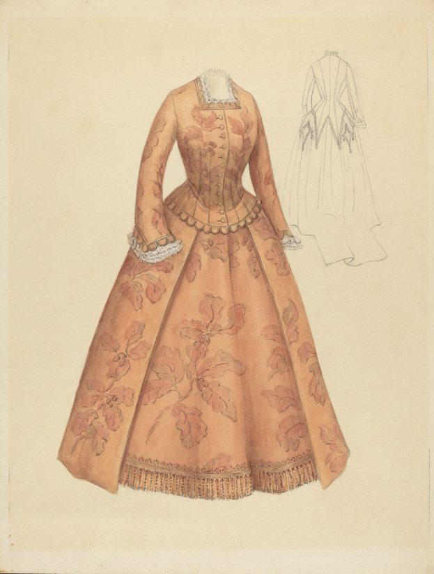 Ein detailliertes Kostümdesign aus dem 18. Jahrhundert für ein bodenlanges Kleid mit floralem Muster, hohem Kragen, pink- und lilafarbenem Oberteil und einer Spitzenborte am Rock.