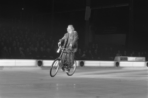 POL-ME: Vorfall unklar: 40-Jähriger öffentlich angegriffen und verletzt - Polizei ermittelt und sucht Zeugen - 2508096