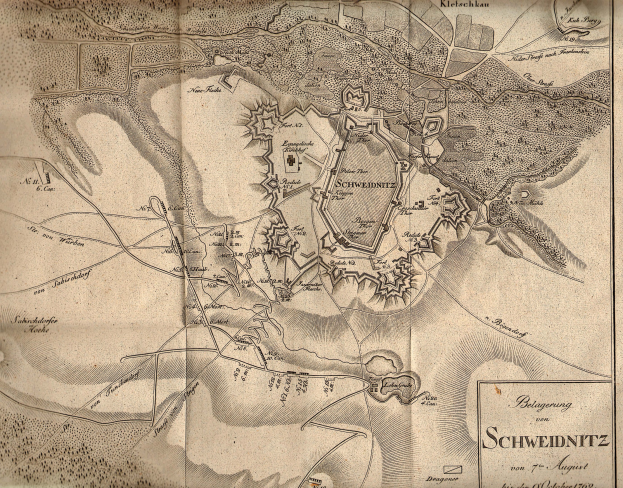 Detailiertes altes Stadtplan von Schweidnitz, Deutschland, zeigt Straßen, Gebäude und Sehenswürdigkeiten mit Text zu Bevölkerung, Geschichte und Kultur.